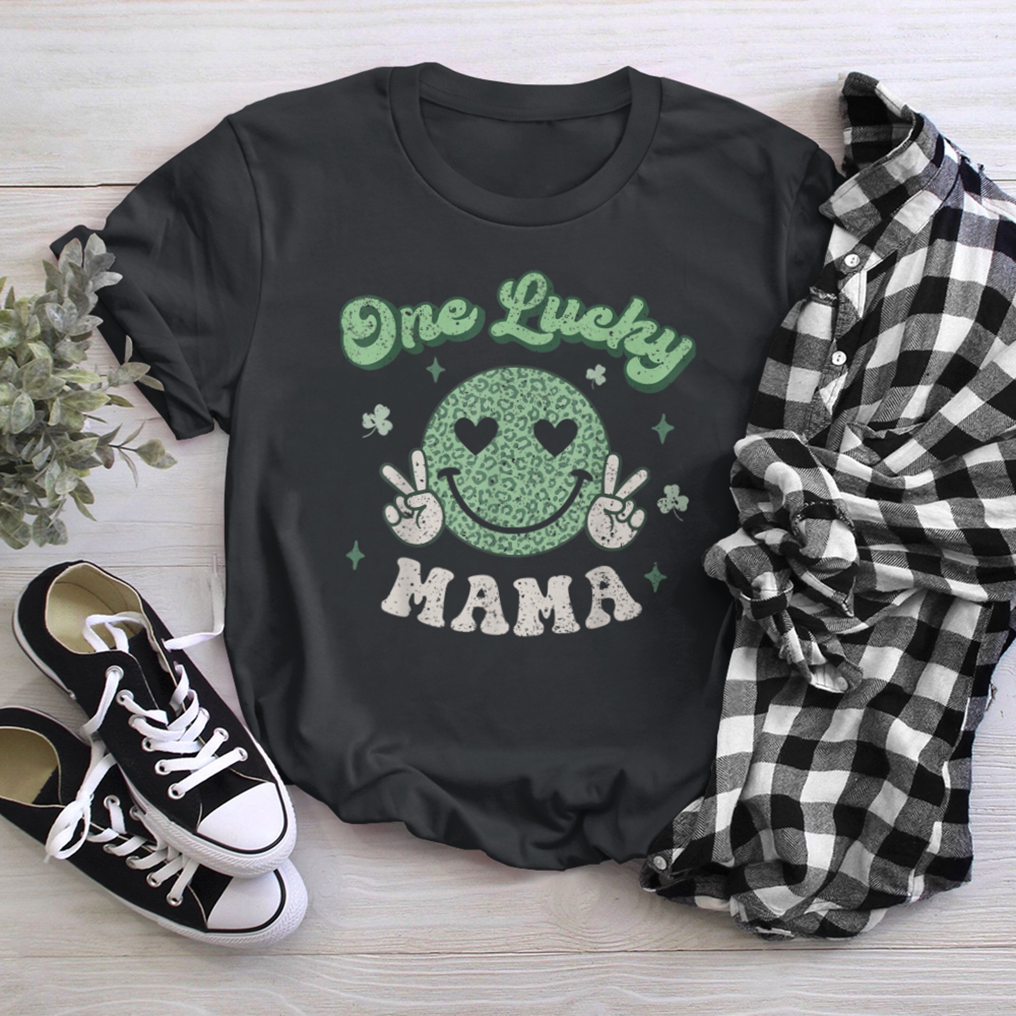 One Lucky Mama St Patricks Day Retro Irish Family Mom Lucky (1) t-shirt black