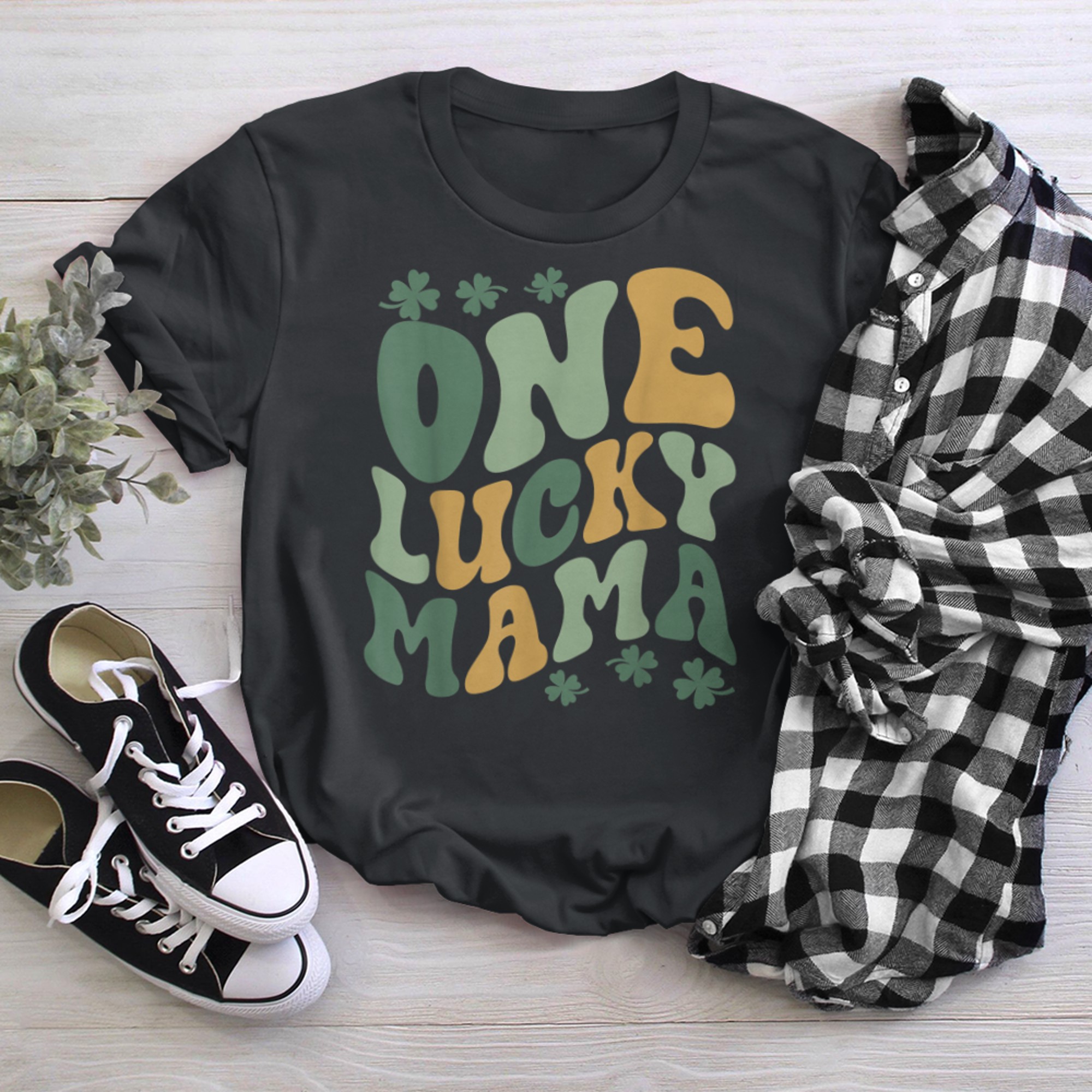 One Lucky Mama St Patricks Day Retro Saint Patricks Day t-shirt black