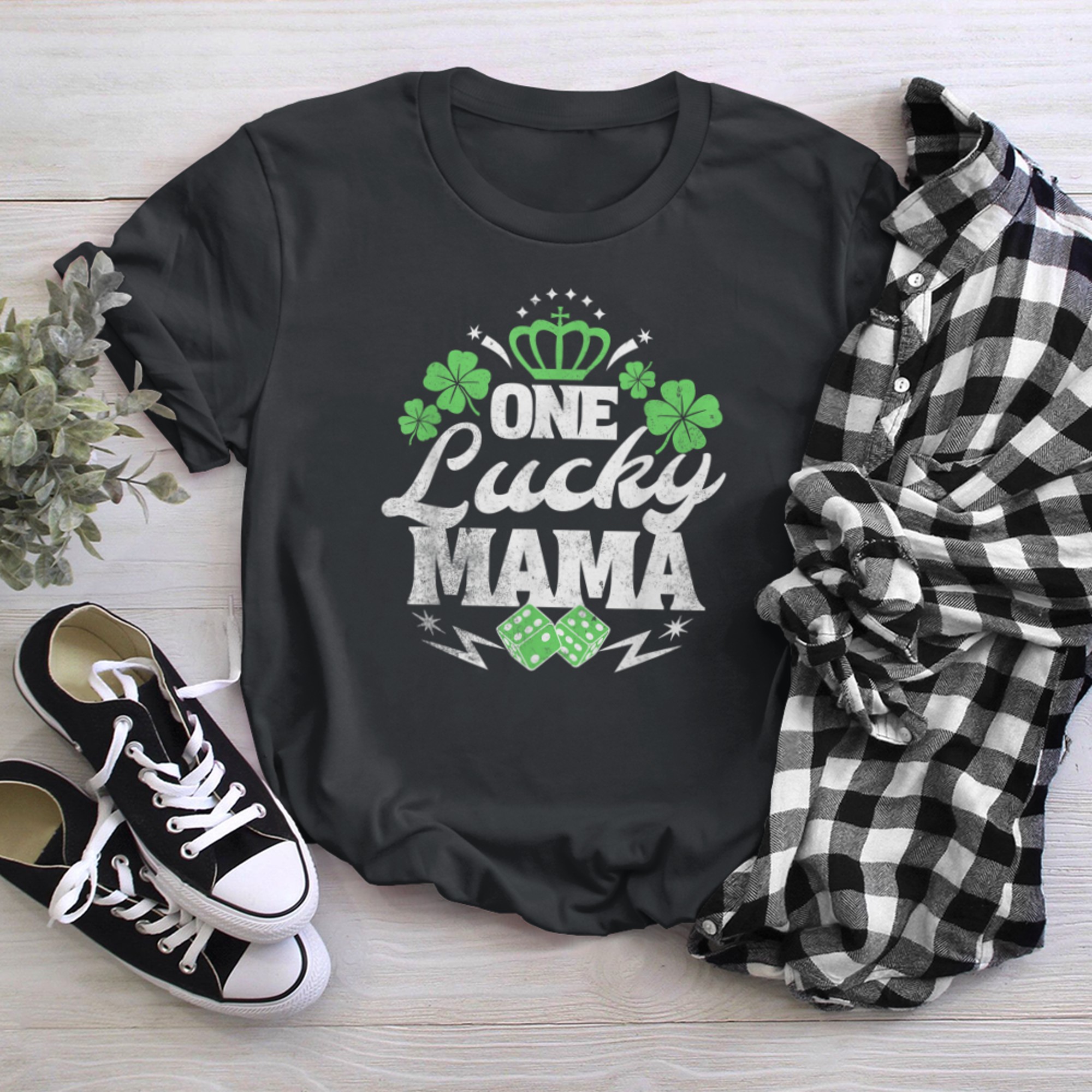 One Lucky Mama St Patricks Day Vintage 70s Mom t-shirt black