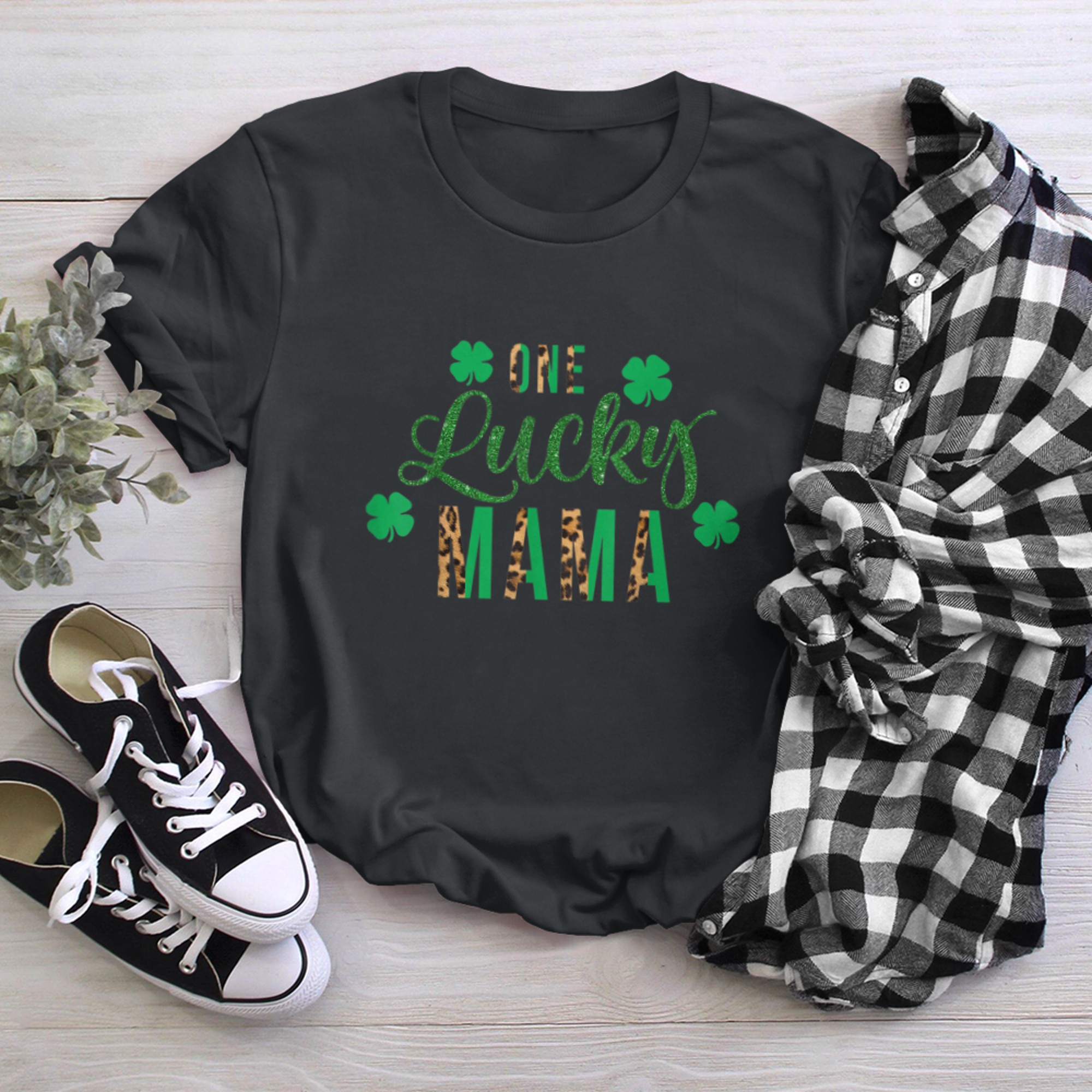 One Lucky Mama St Patricks Day Women Mom Mother Shamrock (1) t-shirt black