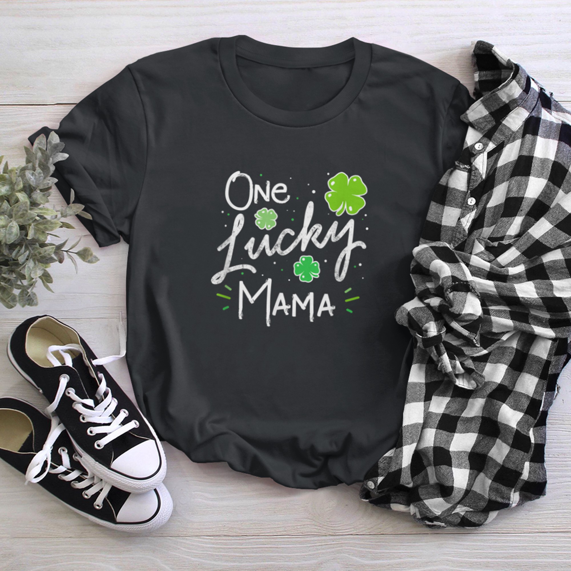 One Lucky Mama St Patricks Day Women Mom Mother Shamrock (3) t-shirt black