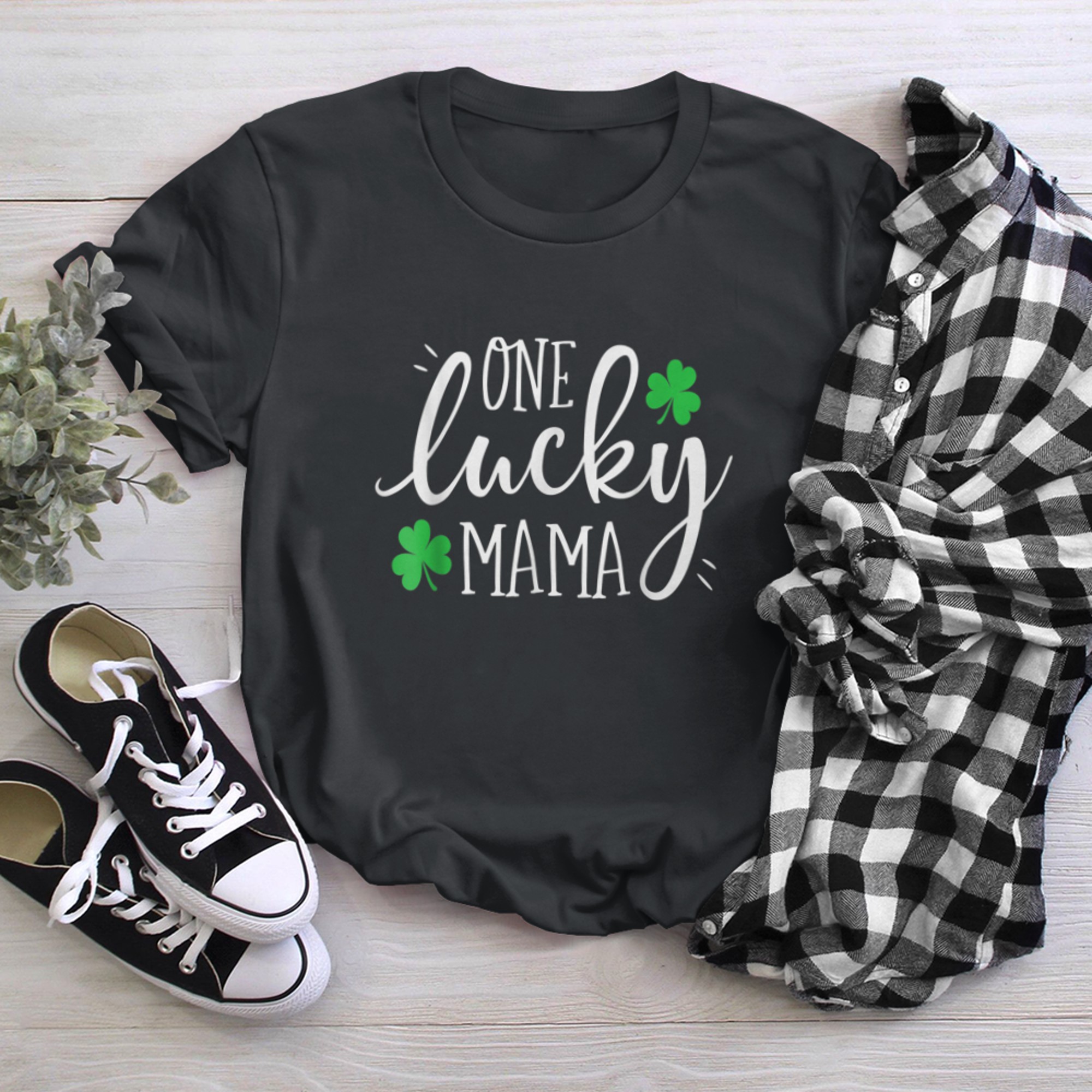 One Lucky Mama St Patricks Day Women Mom t-shirt black