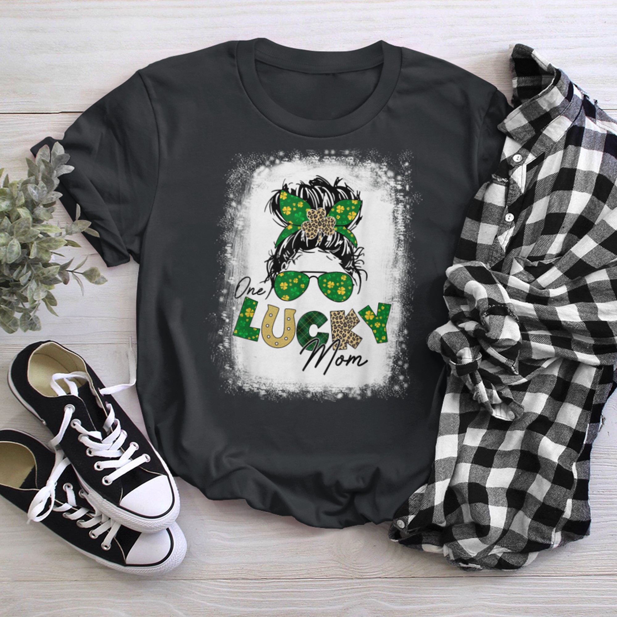 One Lucky Mom Funny Father Irish Clovers St Patrick's Day t-shirt black