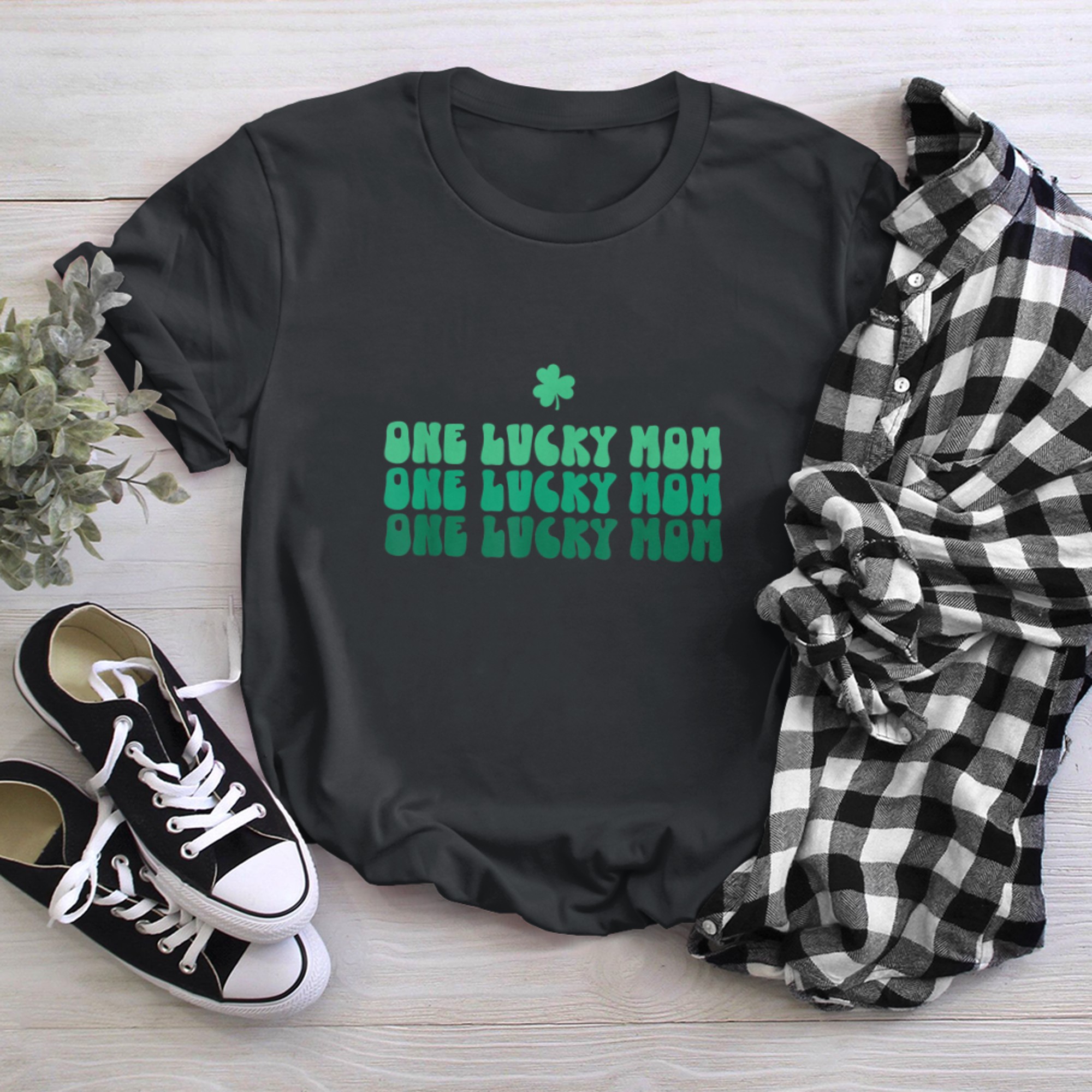 One Lucky Mom Happy St Patrick's Day Mom Mommy Life t-shirt black