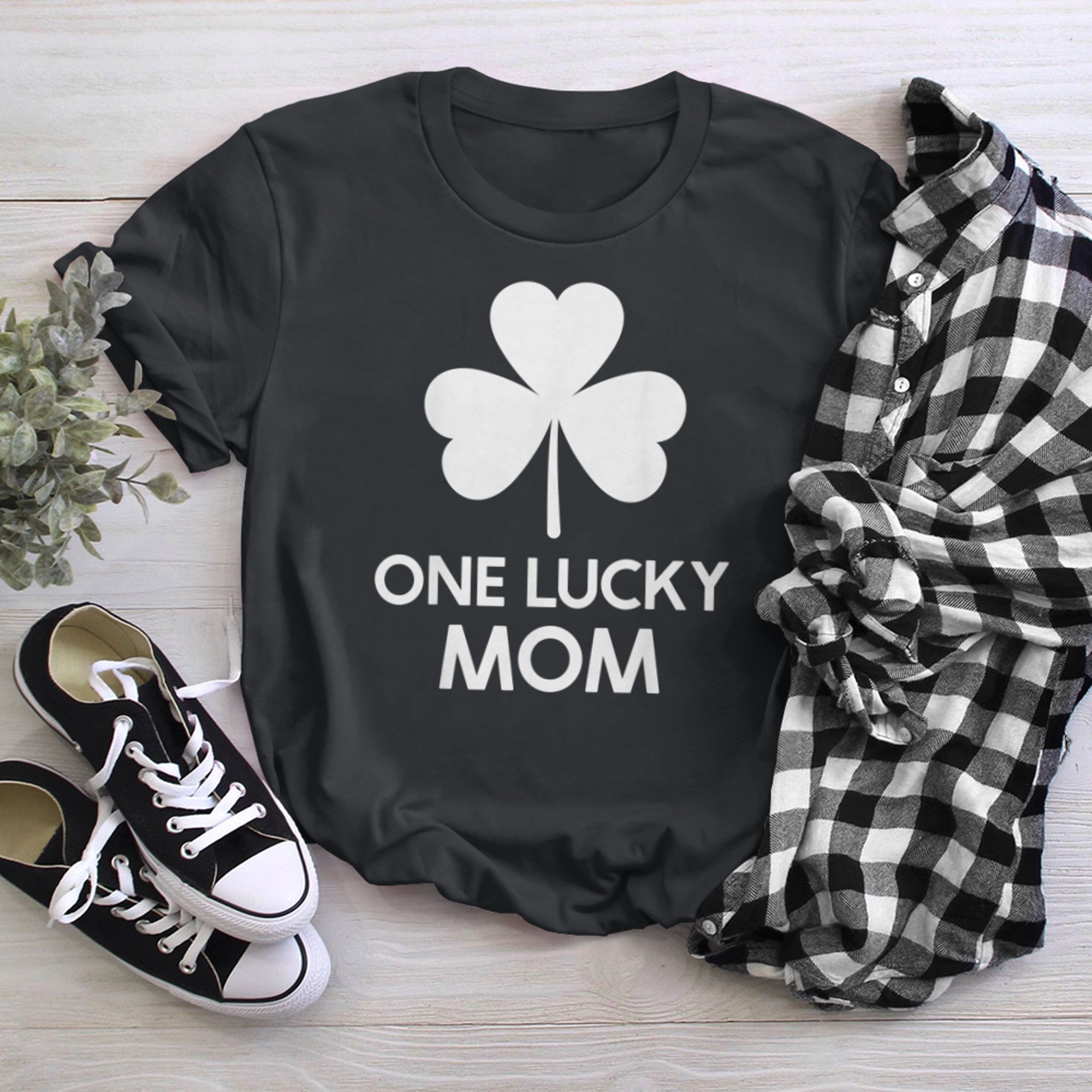 One Lucky Mom Irish St Patrick's Day Funny Parent Green t-shirt black