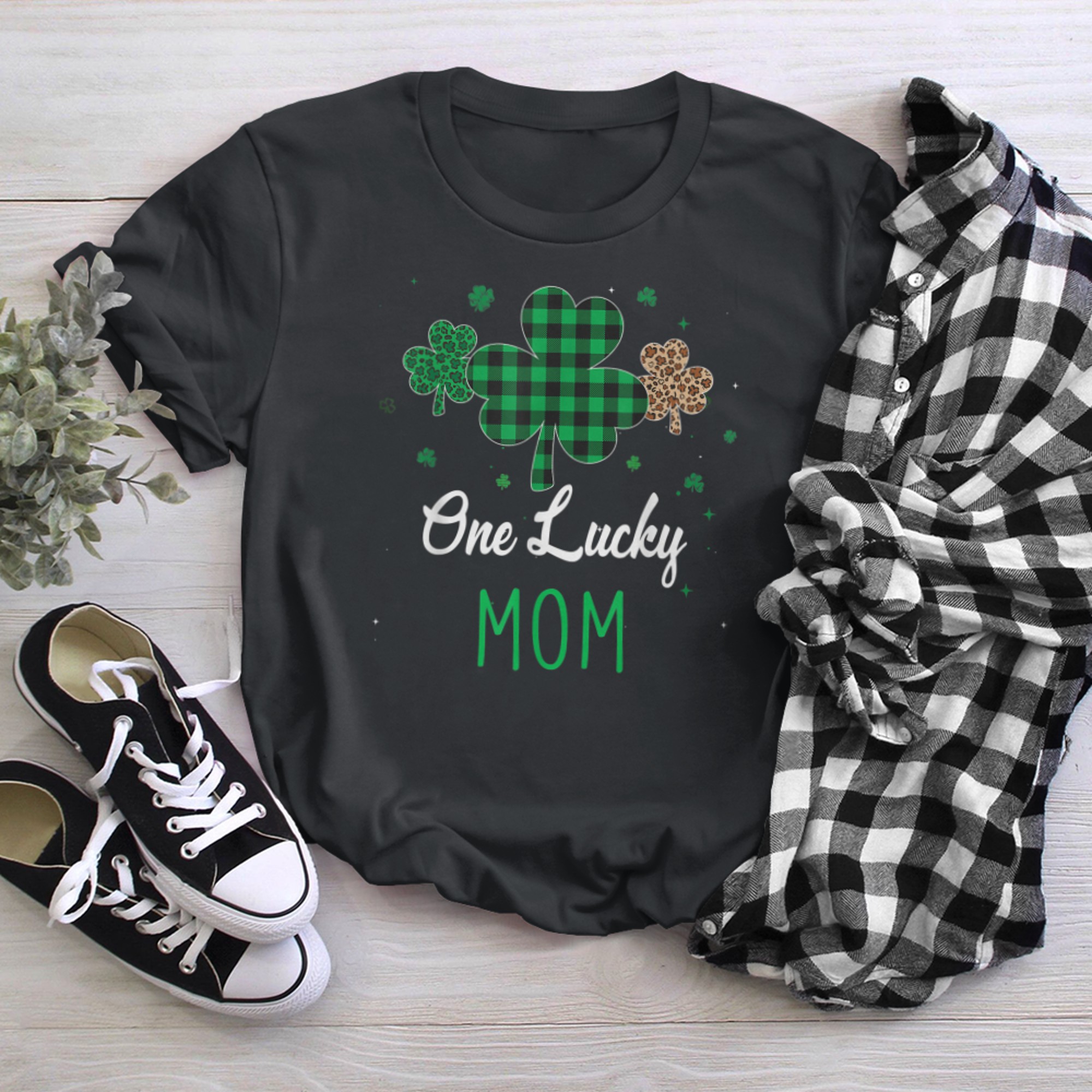 One Lucky Mom Leopard Plaid Shamrock Patrick's Day Rainbow t-shirt black