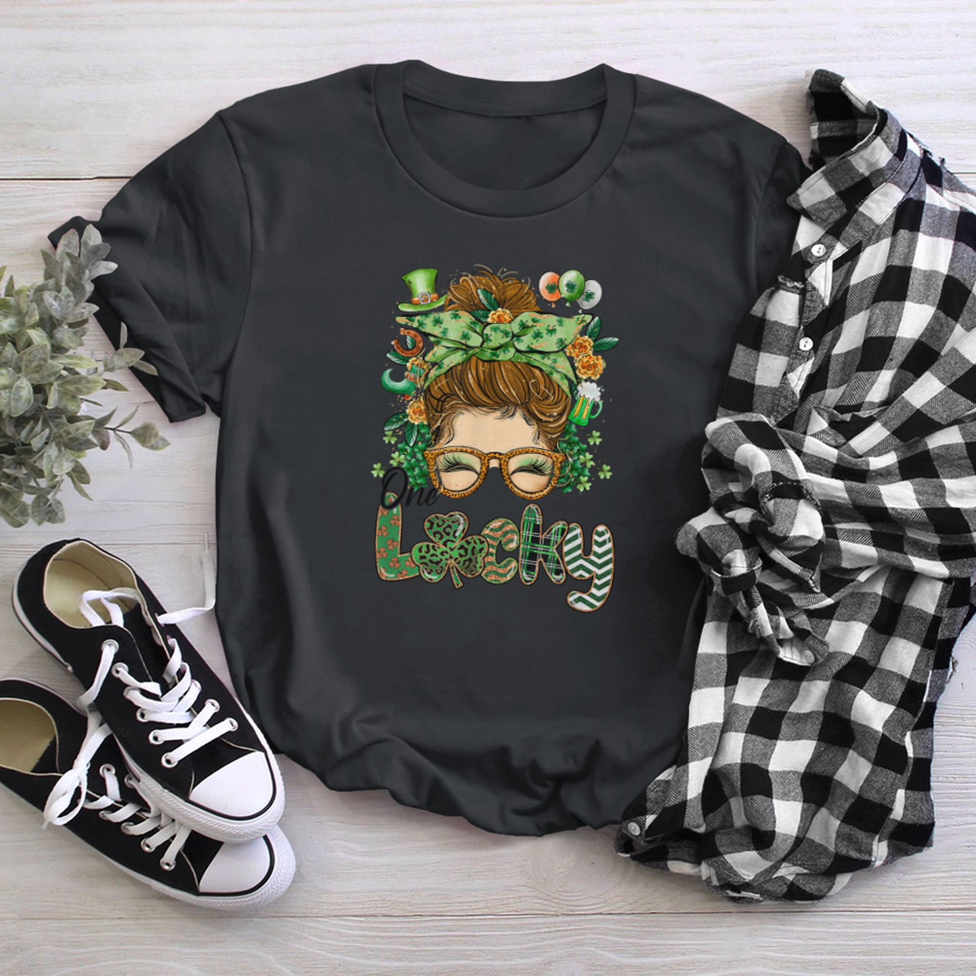 One Lucky Mom Messy Bun Leopard Bandana St Patrick's Day t-shirt black