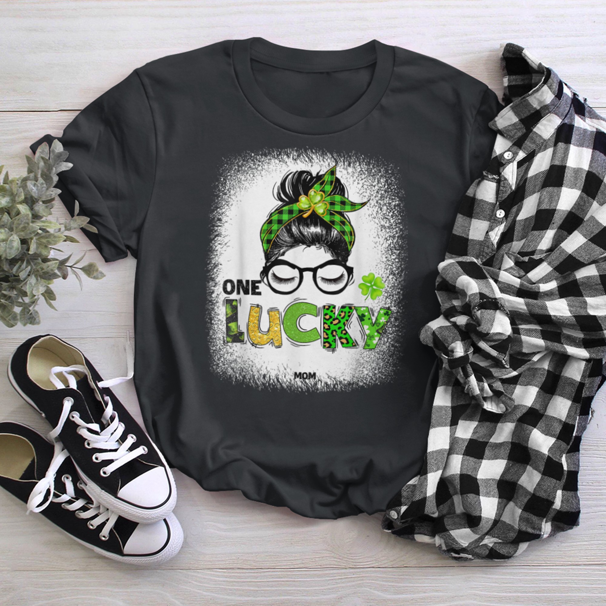 One Lucky Mom Messy Bun Leopard St Patrick's Day (3) t-shirt black