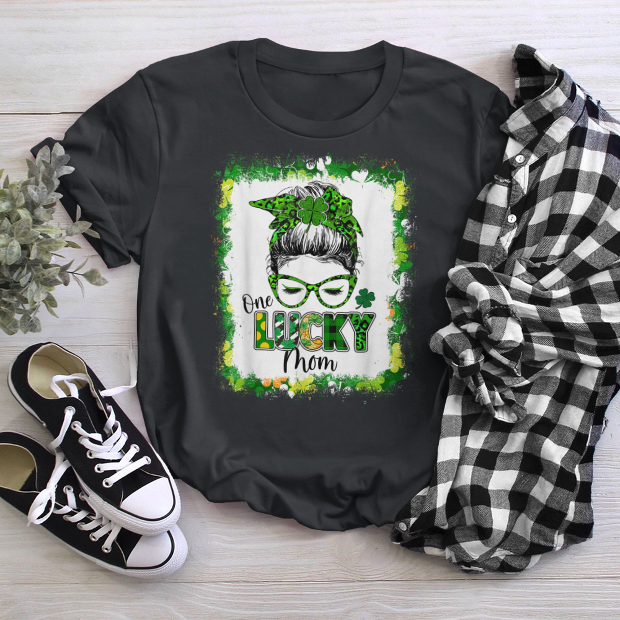 One Lucky Mom Messy Bun Shamrock St Patrick's Day (1) t-shirt black