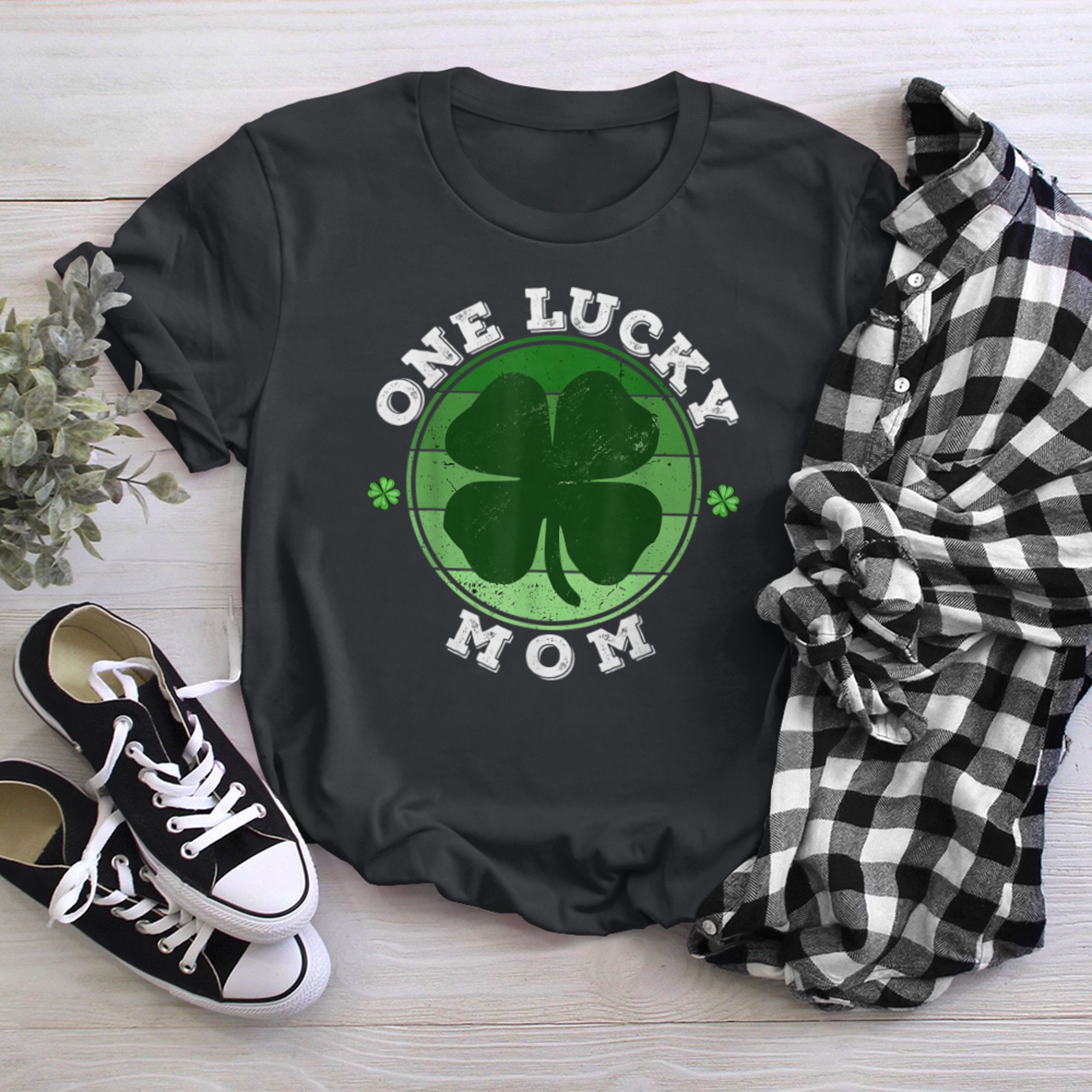 One Lucky Mom Shamrock Irish Funny St Patricks Day t-shirt black