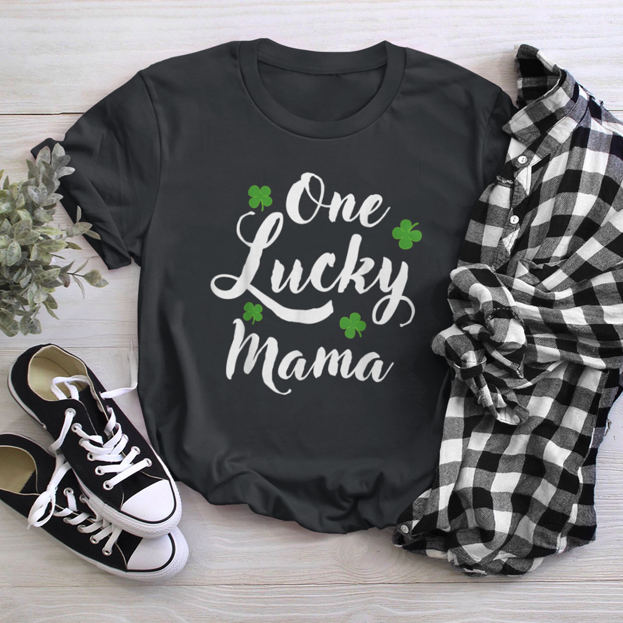 One Lucky Mom St Patricks Day Funny Shamrock Mama t-shirt black