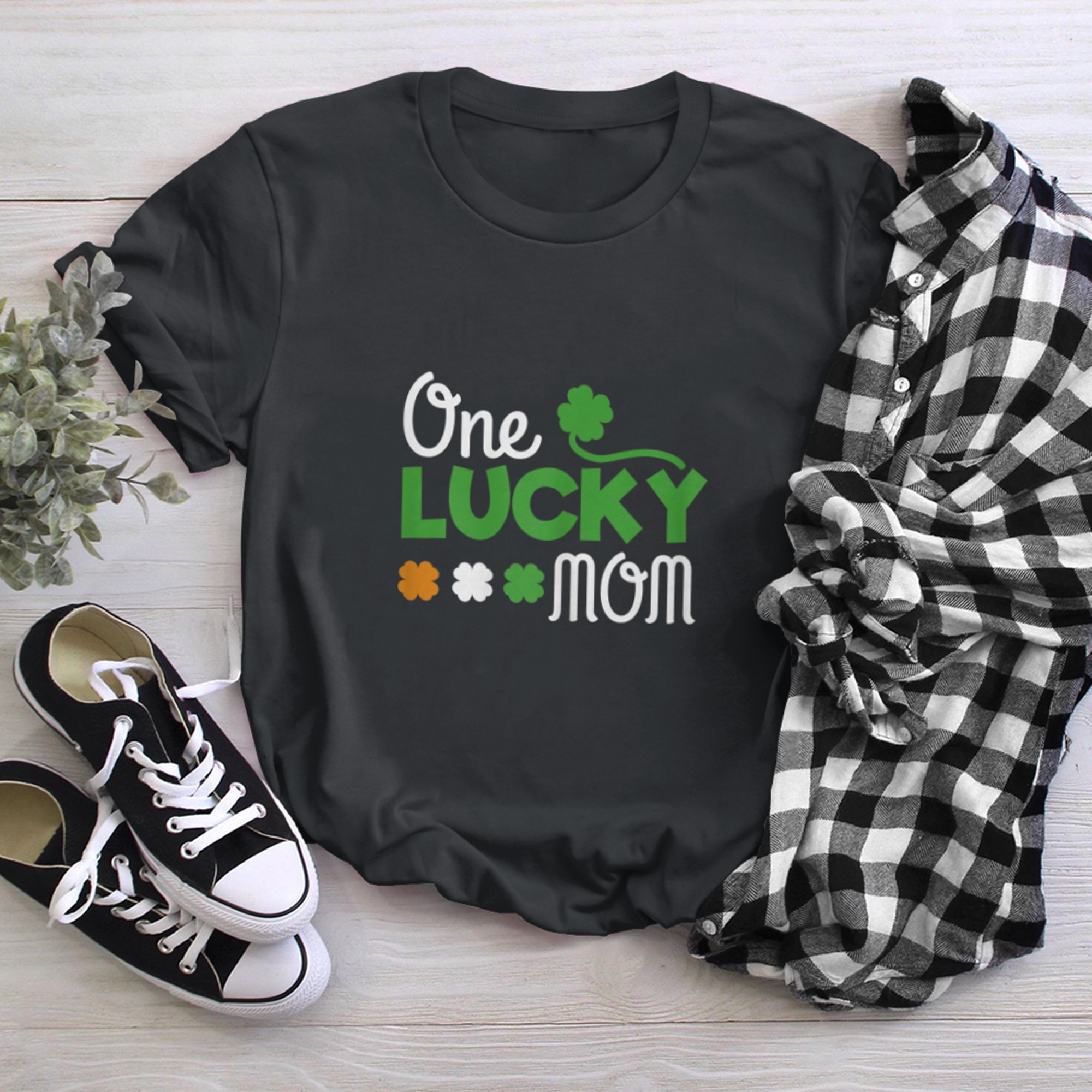 One Lucky Mom st patricks day pregnancy announcement shirt t-shirt black