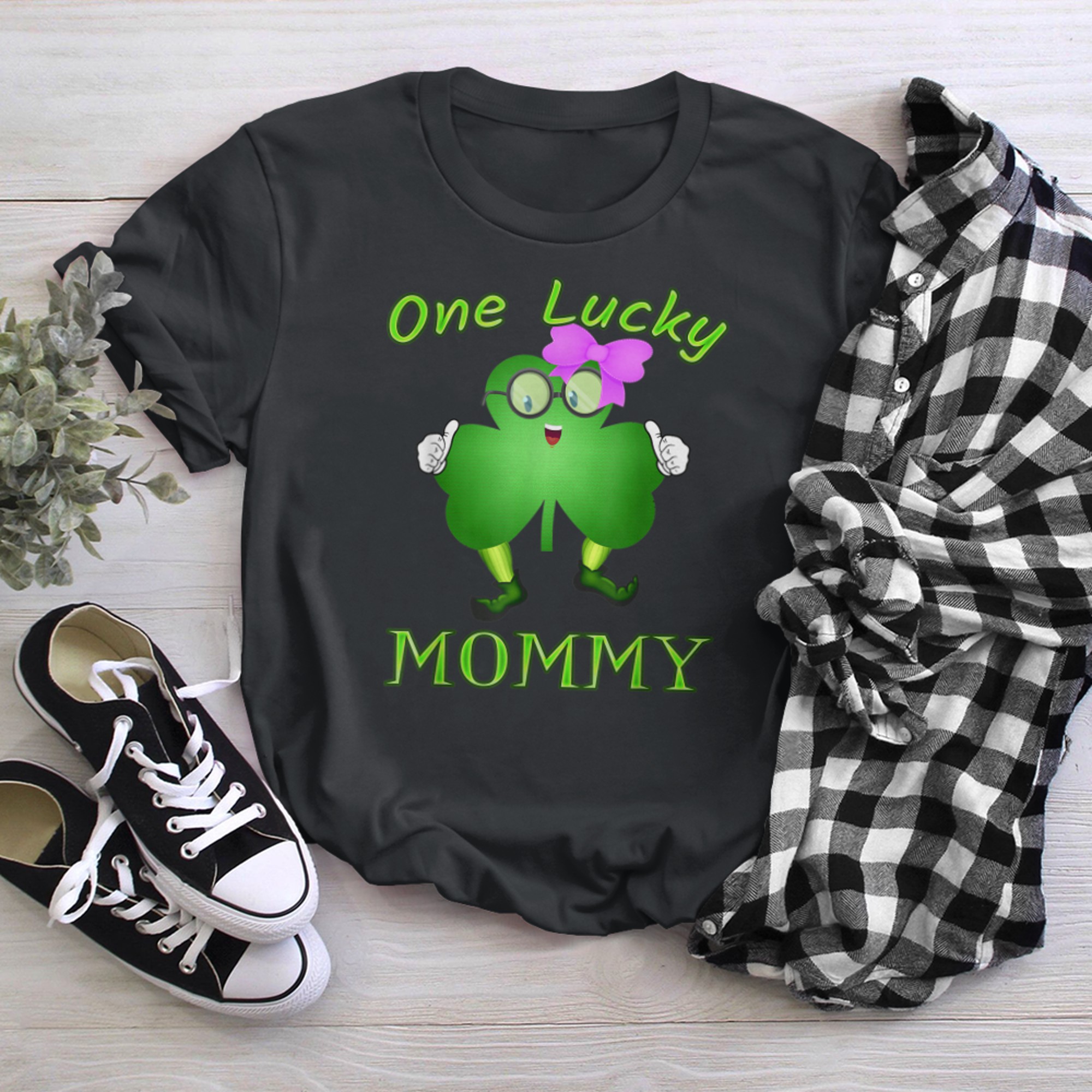 One Lucky Mommy Pink Bow Shamrock St Patrick's Day Irish Mom t-shirt black