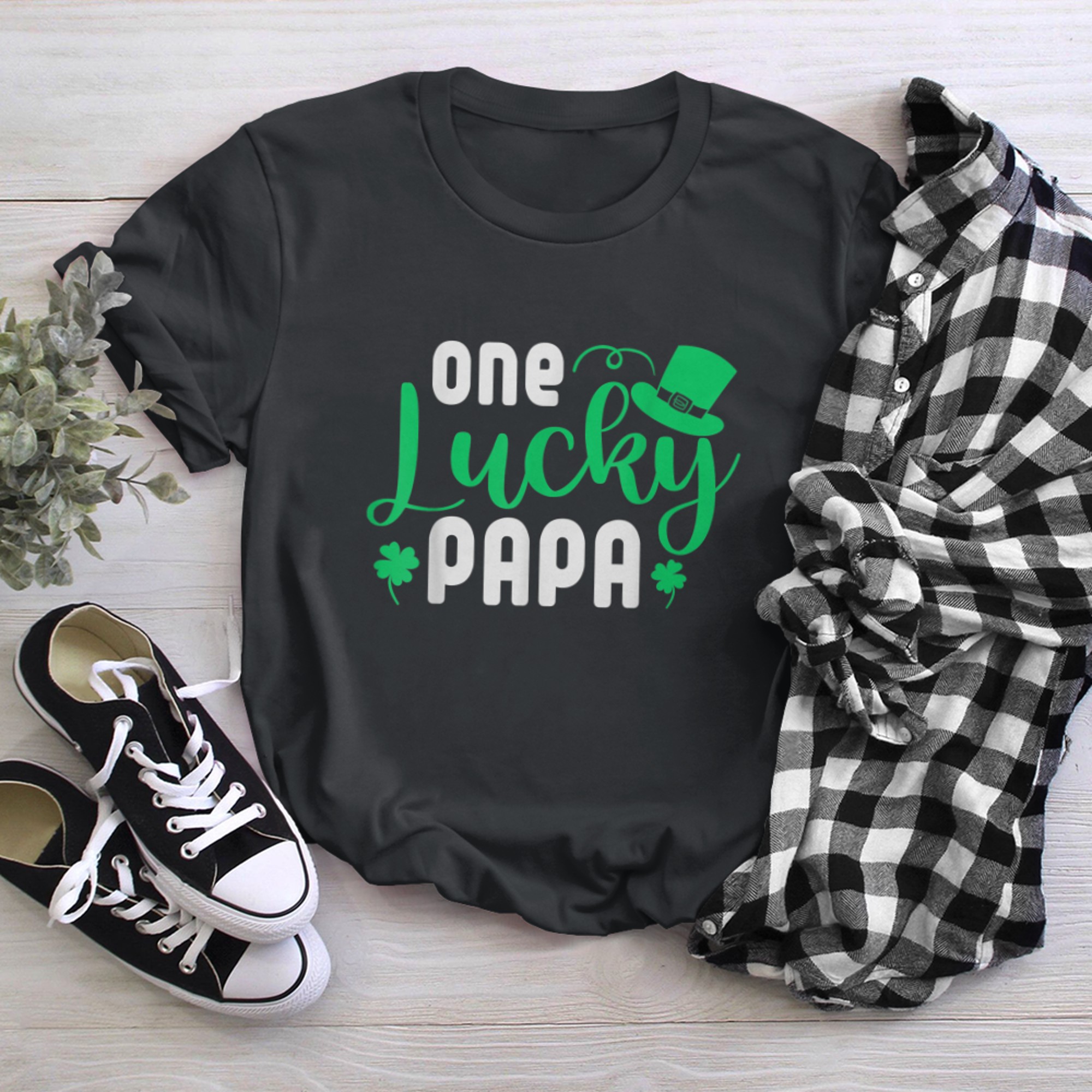 One Lucky Papa Funny St Patricks Day Dad Shamrock t-shirt black