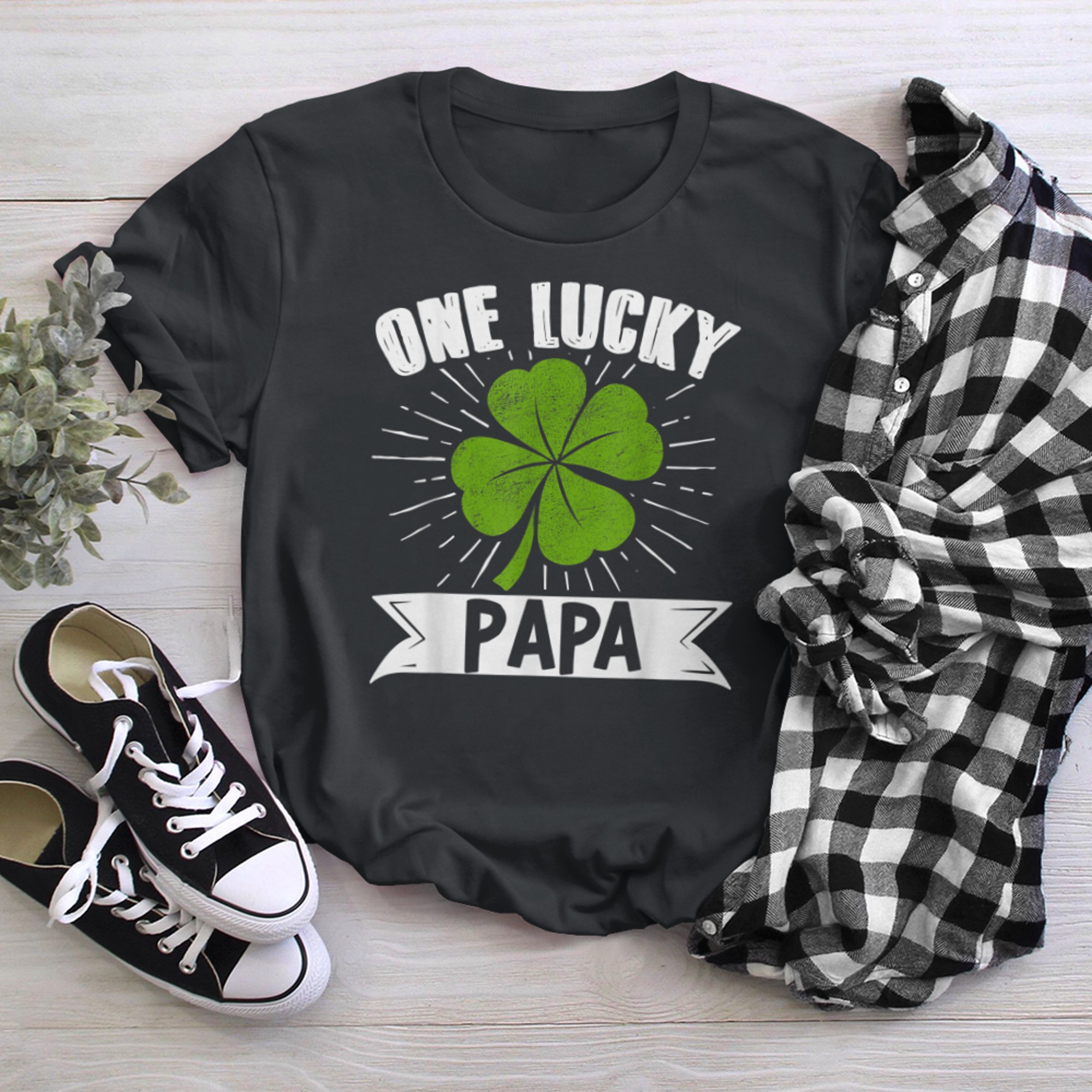 One Lucky Papa�Dad Irish Father St Patricks Day Father's Day t-shirt black