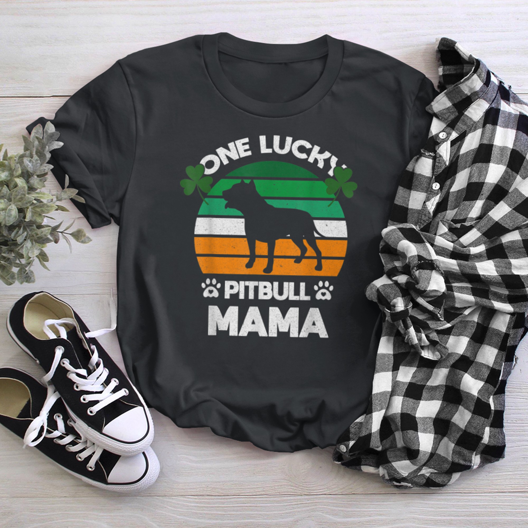 One Lucky Pitbull Mama Funny Pitbulldog St Patrick's Day t-shirt black