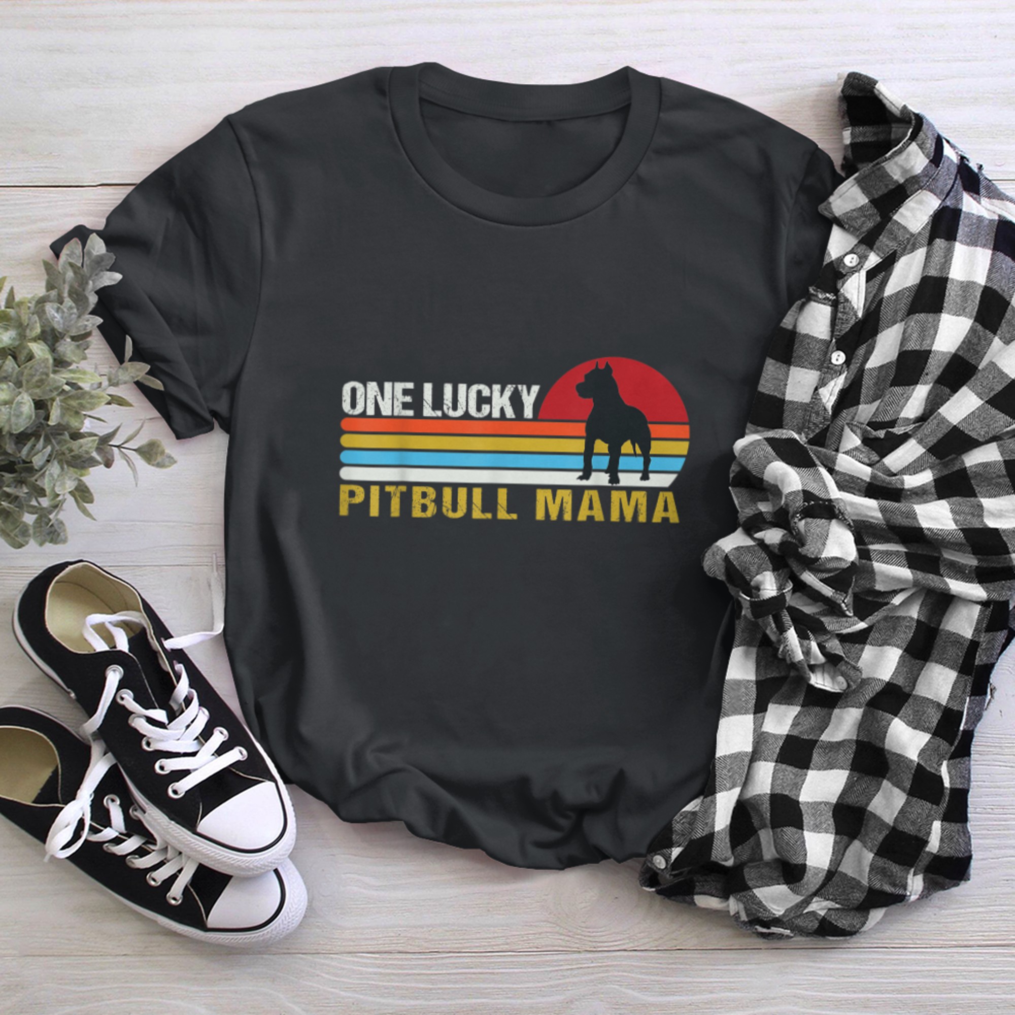 one lucky pitbull mama funny st patrick's day pitbulldog t-shirt black