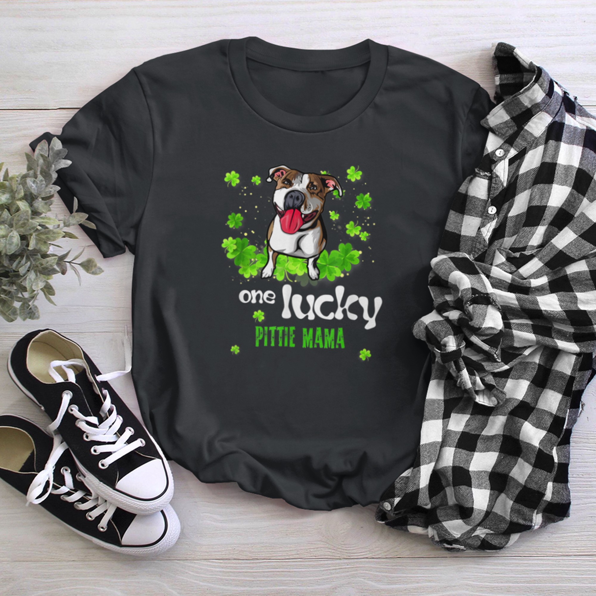 ONE LUCKY PITBULL MAMA St Patrick's Day t-shirt black