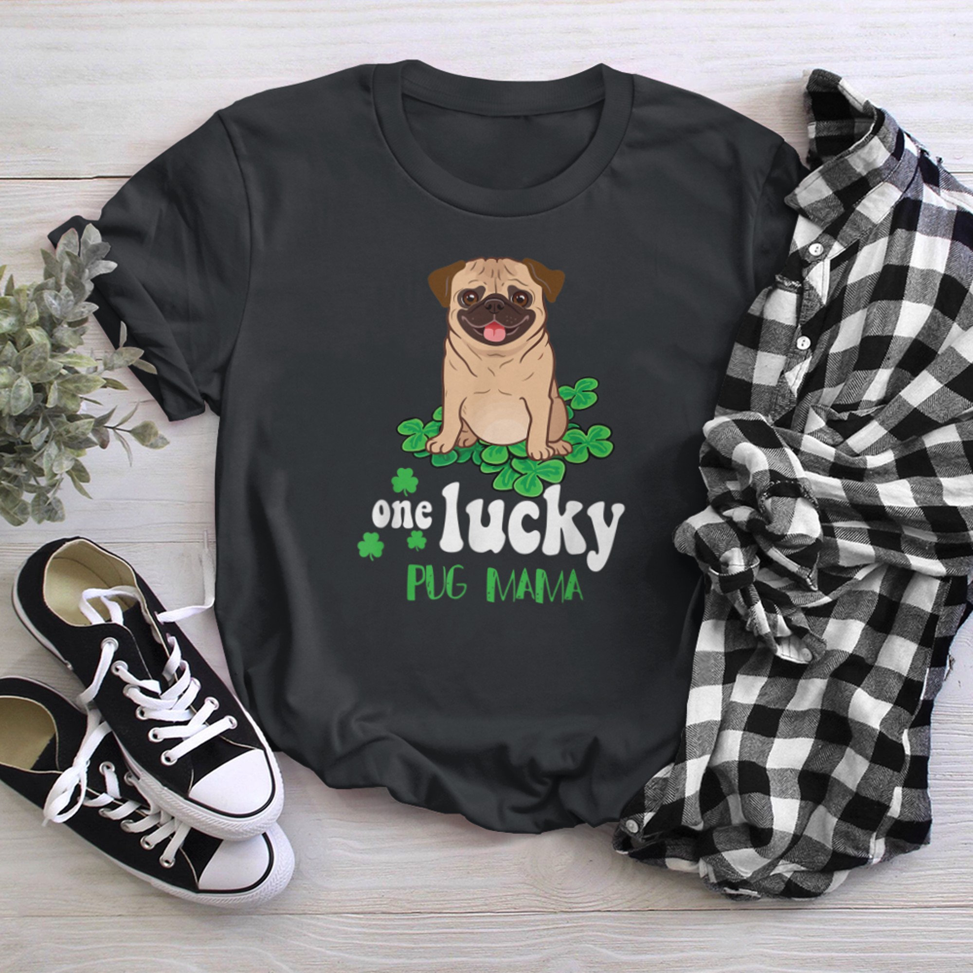 One Lucky Pug Mama Cute Funny Pug St Patrick Day t-shirt black