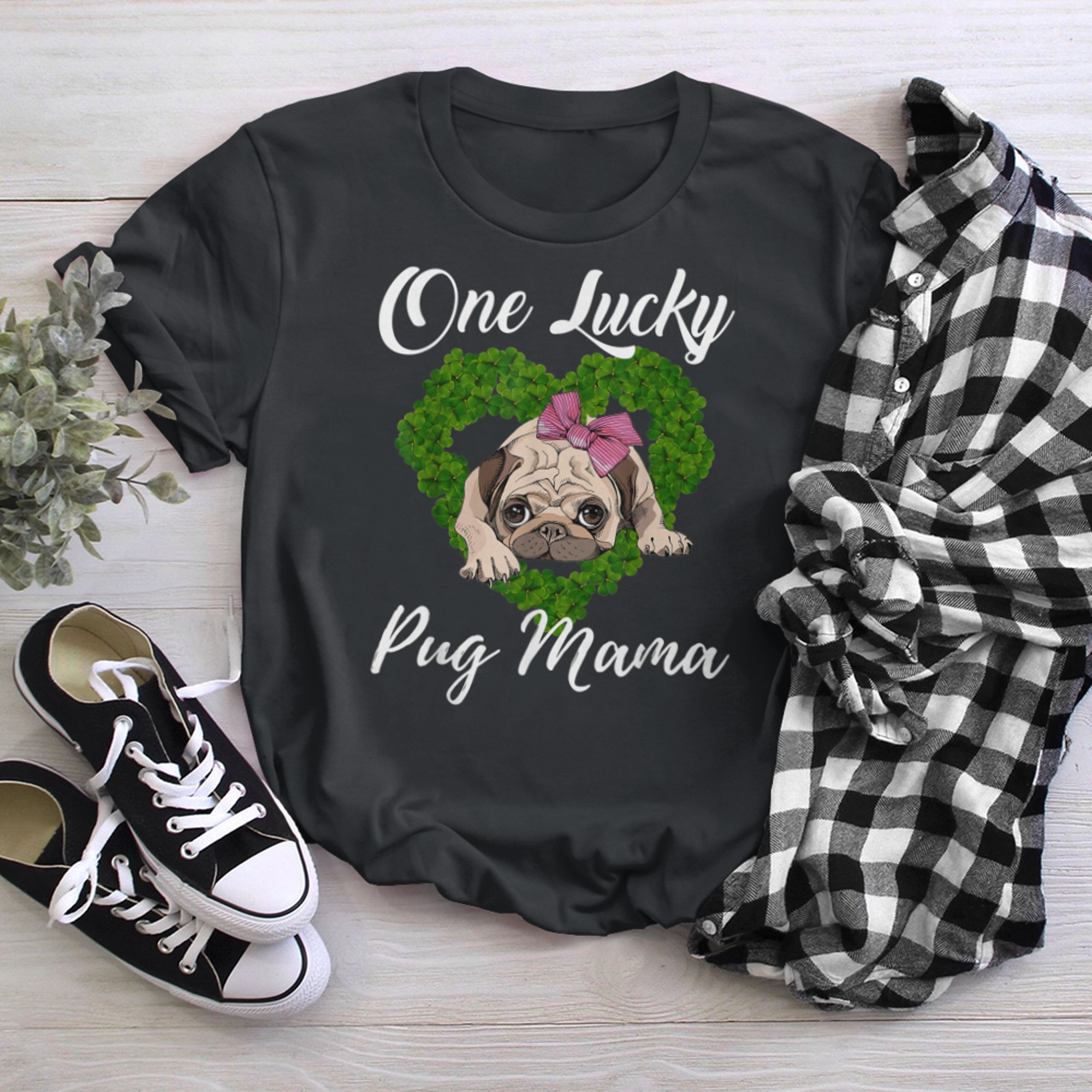 One Lucky Pug Mama Shamrock Dog Lover St Patrick's Day t-shirt black