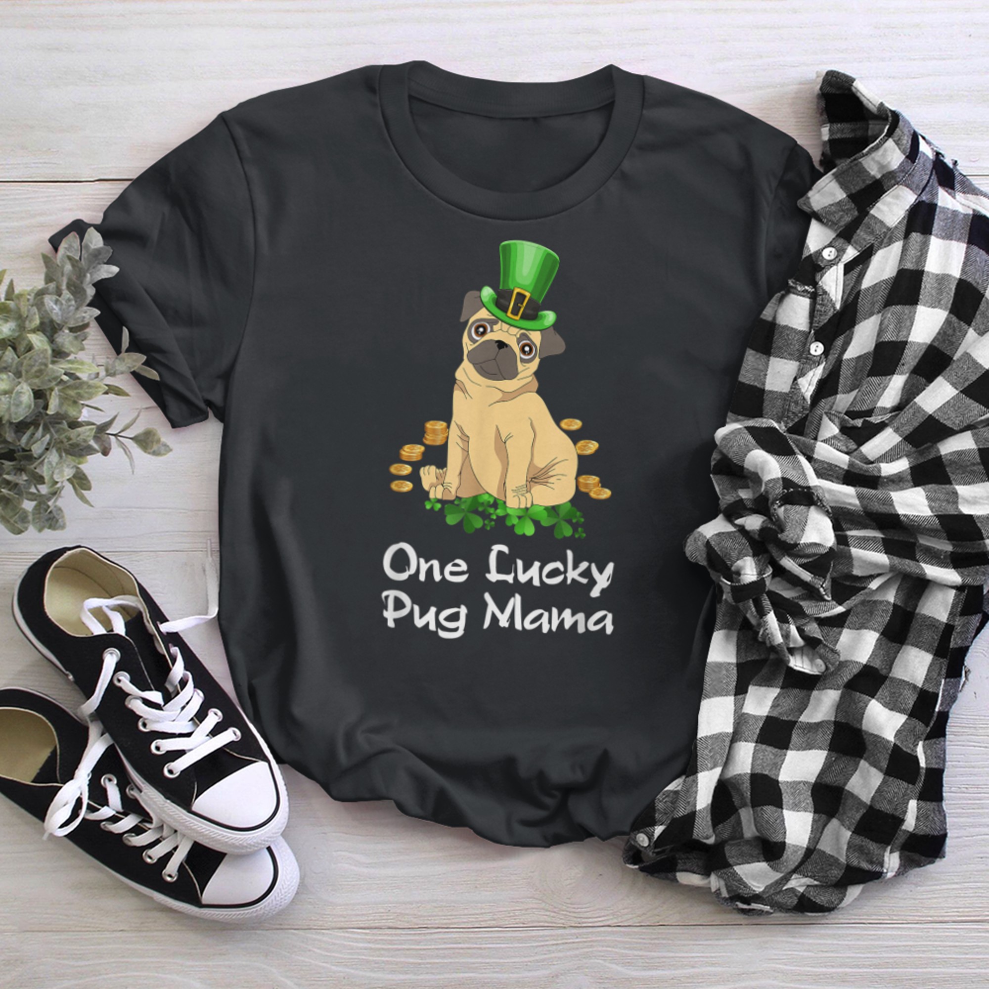 One Lucky Pug Mama Shirt Saint St.Patrick's Day Dog t-shirt black