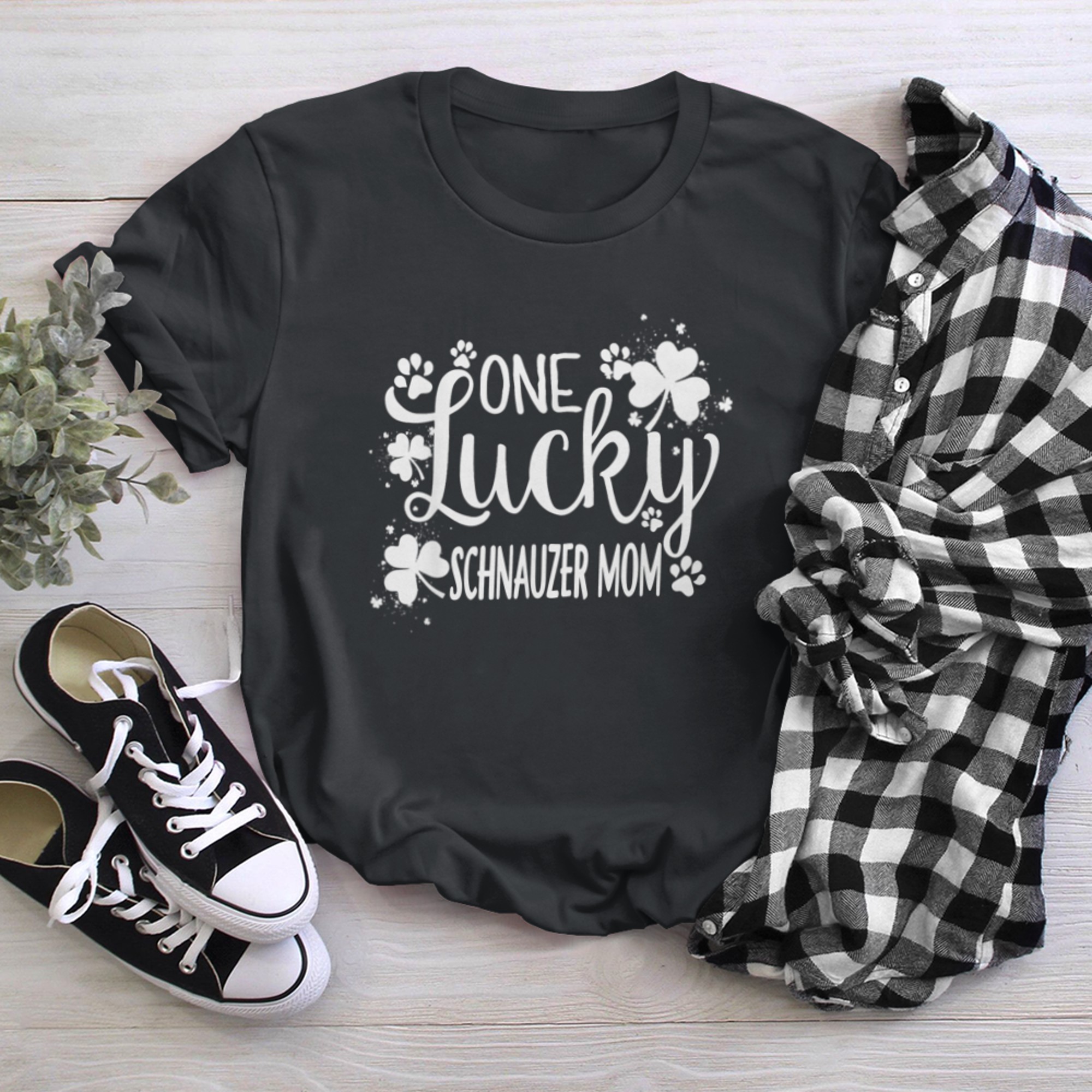 One Lucky Schnauzer Mom Funny St Patricks Day t-shirt black